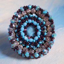 Bague Naïade brodée avec un cabochon facetté Turquoise, chatons, toupies en Cristal de Swarovski, rocailles sur une bague de couleur Bronze et sur du cuir vachette Camel 